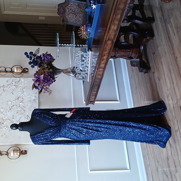 New Mac Duggal Embellished Midnight  Long Sleeves Gown. Size 4 - Picture 4 of 17